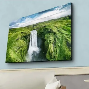 Extra rabatt Canvastavla med LED-belysning - Vacker vattenfall i en grönskande dalgång Grön / Vit / Blå - Inredning