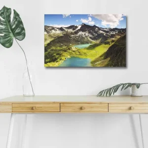 Canvastavla med LED-belysning - Storslagen bergslandskap med en glittrande sjö och grönskande dalar Grön / Blå / Vit - Inredning Rabatter