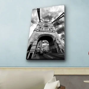 Canvastavla med LED-belysning - Svartvit bild av Tower Bridge i London med dramatiska moln Svart / Vitt / Grått - Inredning Lägg i varukorgen