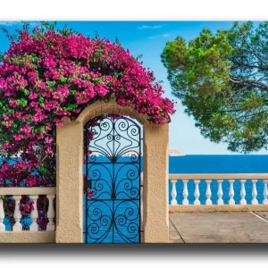 Canvastavla - Blomstrande bougainvillea vid en smidesgrind med havsutsikt Rosa / Blå / Grön - Inredning Nyhet