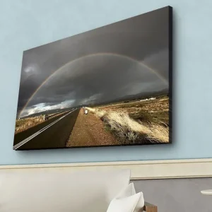 Expressleverans Canvastavla med LED-belysning - Regnbåge som sträcker sig över en mörk himmel ovanför en landsväg Mörkgrå / Beige / Regnbågsfärger - Inredning