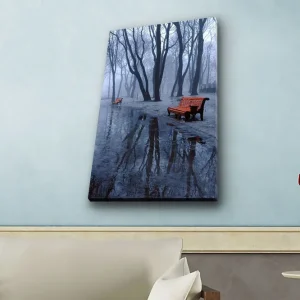 Canvastavla med LED-belysning - Dimma över en park med bänkar och reflektioner i vattenpölar Mörkblå / Grå / Orange - Inredning Trygg betalning
