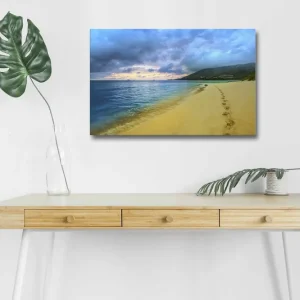 Canvastavla med LED-belysning - Vacker strand med fotspår i sanden och en dramatisk himmel Blå / Sandgul / Grå - Inredning Nedsatt pris