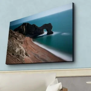 Fri frakt Canvastavla med LED-belysning - Klippformation med naturlig båge vid kusten Mörkgrön / Blå / Beige - Inredning