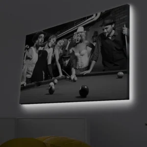 Snabb leverans Canvastavla med LED-belysning - Grupp av människor som spelar biljard i en nostalgisk miljö Svart / Vitt / Grått - Inredning