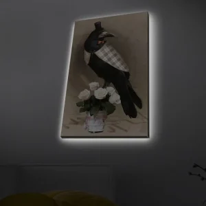 Canvastavla med LED-belysning - Fågel i elegant klädsel med en bukett rosor Svart / Ljusrosa / Beige - Inredning Erbjudandepris