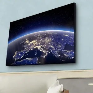 Rabatt Canvastavla med LED-belysning - Vacker vy av jorden med Europa belyst av stjärnor och stadsljus Mörkblå / Ljusblå / Vit - Inredning