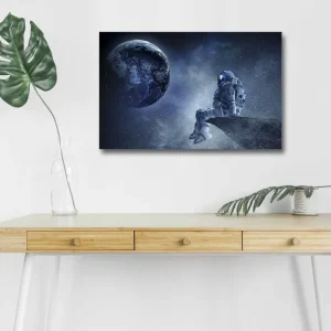 Canvastavla med LED-belysning - Astronaut som sitter på en klippa med jorden i bakgrunden Mörkblå / Grå / Vit - Inredning Kampanjpris
