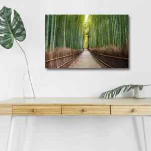 Canvastavla med LED-belysning - Grön bambuskog med en stig som leder genom träden Grön / Brun - Inredning Kundfavorit