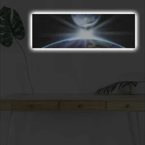 Canvastavla med LED-belysning - Jorden sedd från rymden med strålar av ljus som bryter genom atmosfären Blå / Grön / Svart - Inredning Utförsäljning
