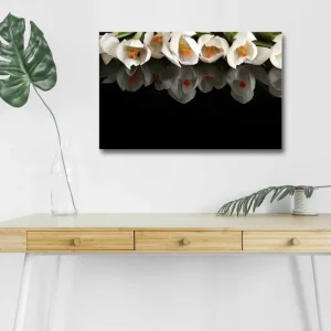 Nyhet Canvastavla med LED-belysning - Vit blomsterbukett med reflektion på svart bakgrund Vit / Orange / Grön - Inredning