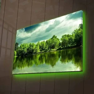 Canvastavla med LED-belysning - Grönskande landskap vid en spegelblanka sjö Grön / Blå / Vit - Inredning Kampanj
