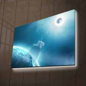 Canvastavla med LED-belysning - Astronaut svävande i rymden över jorden Blå / Turkos / Vit - Inredning Populärt val