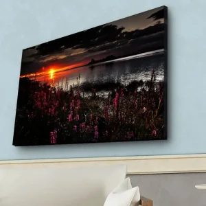Canvastavla med LED-belysning - Solnedgång över en spegelblanka sjö med blommande växter i förgrunden Mörkrosa / Orange / Svart - Inredning I lager