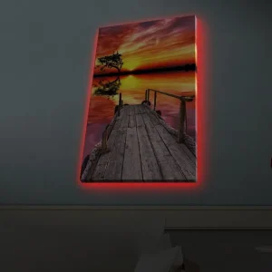 Canvastavla med LED-belysning - Vacker solnedgång över en stilla sjö med en träbrygga i förgrunden Orange / Lila / Grön - Inredning Snabb leverans