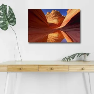 Fynd Canvastavla med LED-belysning - Vacker canyon med svängda klippväggar i varma nyanser Röd / Orange / Blå - Inredning