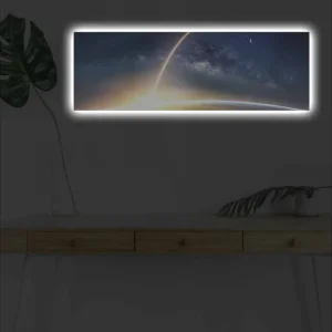 Canvastavla med LED-belysning - Storslagen vy av jorden med en stjärnklar himmel och en ljus stråle som sträcker sig mot rymden Mörkblå / Ljusorange / Vit - Inredning Rabatter