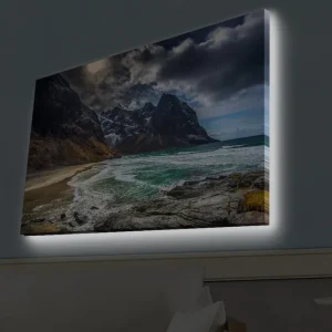 Extra rabatt Canvastavla med LED-belysning - Dramatiska berg med snö och en turkos havsstrand Mörkgrå / Turkos / Beige - Inredning