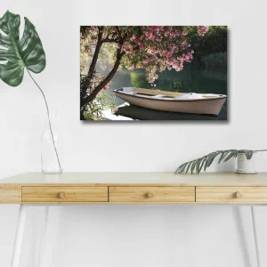 Canvastavla med LED-belysning - Båt vid en blommande trädkant vid vattnet Rosa / Grön / Vit - Inredning Fynd