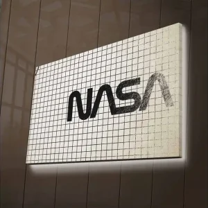 Rabatt Canvastavla med LED-belysning - Grafisk representation av NASA-logotypen på rutigt mönster Svart / Vitt / Grått - Inredning