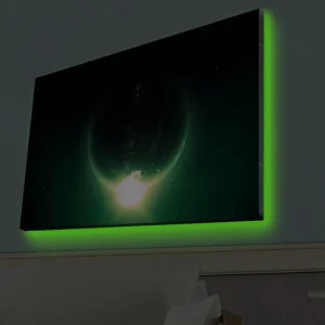 Begränsat antal Canvastavla med LED-belysning - Storslagen planet med ljusstrålar som sträcker sig ut i rymden Mörkgrön / Svart / Ljusgrön - Inredning