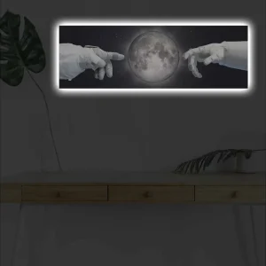 Canvastavla med LED-belysning - Astronauthänder som sträcker sig mot månen Grå / Svart / Vit - Inredning Handla nu