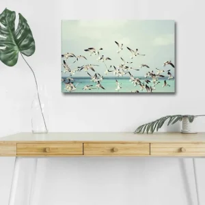 Canvastavla med LED-belysning - Flock av fåglar som flyger över en blå havsyta Ljusblå / Vit / Svart - Inredning Fynd