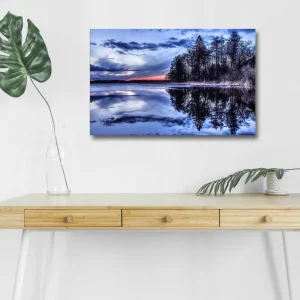 Beställ nu Canvastavla med LED-belysning - Spegelblanka sjölandskap med silhouetter av träd i skymning Blå / Svart / Grå - Inredning