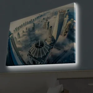 Kampanjpris Canvastavla med LED-belysning - Futuristisk stadslandskap med höga skyskrapor i dimma Grå / Blå / Beige - Inredning