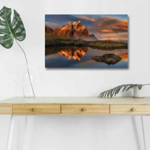 Canvastavla med LED-belysning - Storslagen fjällandskap med reflektioner i en stilla sjö Orange / Blå / Grön - Inredning Sänkt pris