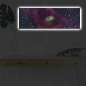 Canvastavla med LED-belysning - Jorden omgiven av en stjärnklar rymd med färgglada nebulosor Lila / Blå / Guld - Inredning Billigare