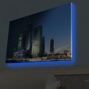 Canvastavla med LED-belysning - Storslagen stadsbild med moderna skyskrapor i kvällsljus Mörkblå / Grön / Svart - Inredning Rabatter