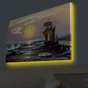 Nyhet Canvastavla med LED-belysning - Segelbåt på en solig havsstrand med vågor och klippor Blå / Orange / Brun - Inredning