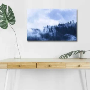 Canvastavla med LED-belysning - Dimma som sveper över en skog av höga träd Mörkblå / Ljusblå / Grå - Inredning Expressleverans