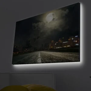 Säker betalning Canvastavla med LED-belysning - Mörk stadssilhuett under en fullmåne med en väg som leder in i fjärran Mörkblå / Grå / Svart - Inredning
