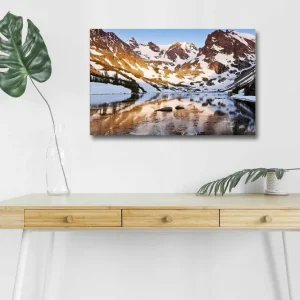Canvastavla med LED-belysning - Storslagen fjällandskap med spegelblanka sjöar och snötäckta toppar Blå / Vit / Gyllene - Inredning Sänkt pris