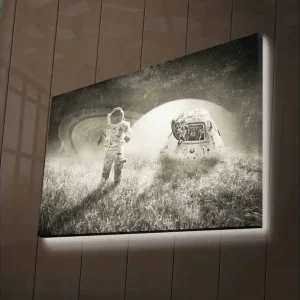 Canvastavla med LED-belysning - Astronaut i en futuristisk landskap med en rymdfarkost Svart / Vitt / Grått - Inredning Snabb leverans