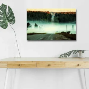 Canvastavla med LED-belysning - Dimma över en väg omgiven av skog och berg i bakgrunden Grön / Blå / Orange - Inredning Säker betalning