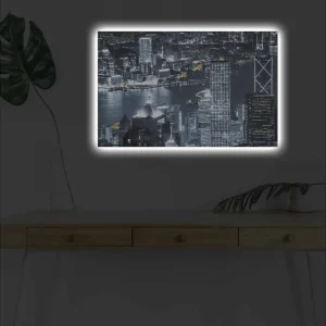 Handla nu Canvastavla med LED-belysning - Stadssilhuett av en nattlig skyline med ljusreflektioner i vattnet Svart / Grå / Vit - Inredning