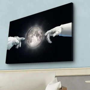 Canvastavla med LED-belysning - Astronauthänder som sträcker sig mot månen Svart / Vit / Grå - Inredning Rabatter