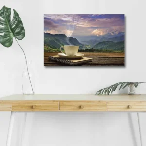 Canvastavla med LED-belysning - Kopp med ångande dryck framför en naturskön bergslandskap Grön / Beige / Blå - Inredning Beställ idag