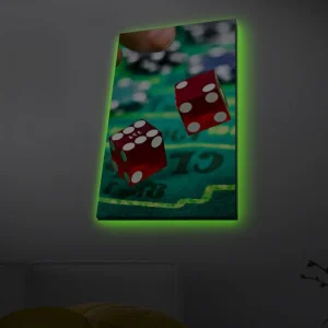 Fynd Canvastavla med LED-belysning - Tärningar som kastas på en grön spelplan Röd / Grön / Svart - Inredning