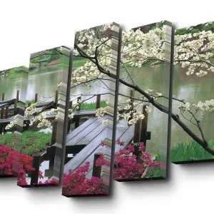 Canvastavla i 5 delar 82x50 cm - Vacker landskapsvy med blommor och en träbro vid en stilla sjö Vit / Grön / Rosa - Inredning Köp nu