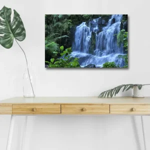 Canvastavla med LED-belysning - Vattenfall omgiven av frodig grönska Grön / Blå / Vit - Inredning Beställ nu