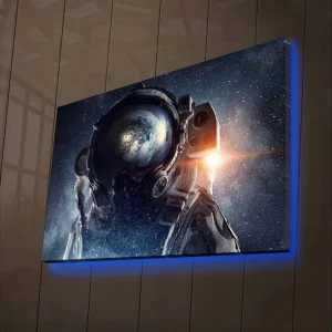 Canvastavla med LED-belysning - Astronaut med jorden synlig i hjälmen mot en stjärnklar bakgrund Mörkblå / Svart / Vit - Inredning Köp online