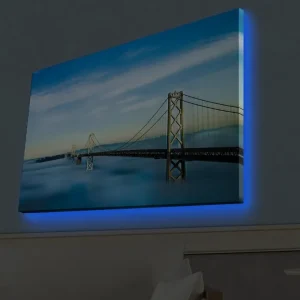 Handla nu Canvastavla med LED-belysning - Bro över dimmig vattenyta med en klar himmel Blå / Grå / Vit - Inredning