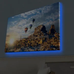 Canvastavla med LED-belysning - Färgglada luftballonger sväva över en bergig landskapsscen med solnedgång Guld / Blå / Orange - Inredning Populärt val