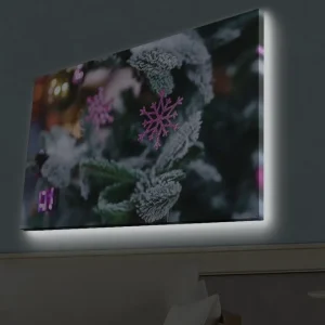 Canvastavla med LED-belysning - Snöflingor på en grön gran med juldekorationer Grön / Vit / Rosa - Inredning Premium