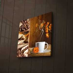 Canvastavla med LED-belysning 28x28 cm - Kopp med ångande kaffe och orange blommor i en varm miljö Brunt / Orange / Vitt - Inredning Köp nu