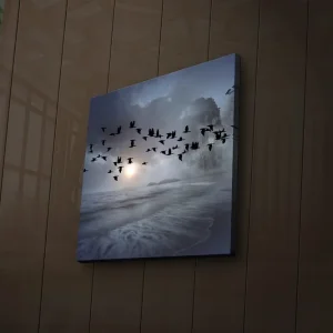 Bästa pris Canvastavla med LED-belysning 28x28 cm - Flock av fåglar som flyger över en dimmig havslandskap Mörkblå / Grå / Vit - Inredning